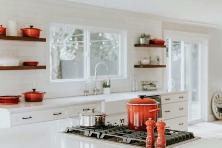 Cucina di casa in ordine: colf, addetta alle pulizie o impresa, chi chiamare