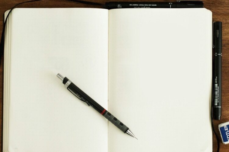 Quaderno aperto con penna: scrivere un annuncio per le pulizie