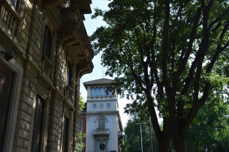 Strada residenziale di Milano d'estate: il calendario del professionista delle pulizie