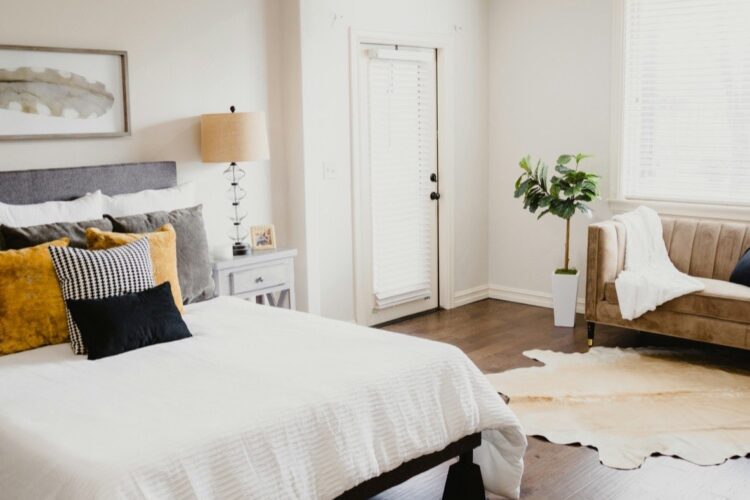 Camera da letto luminosa di una casa vacanza pronta tra un ospite e l'altro